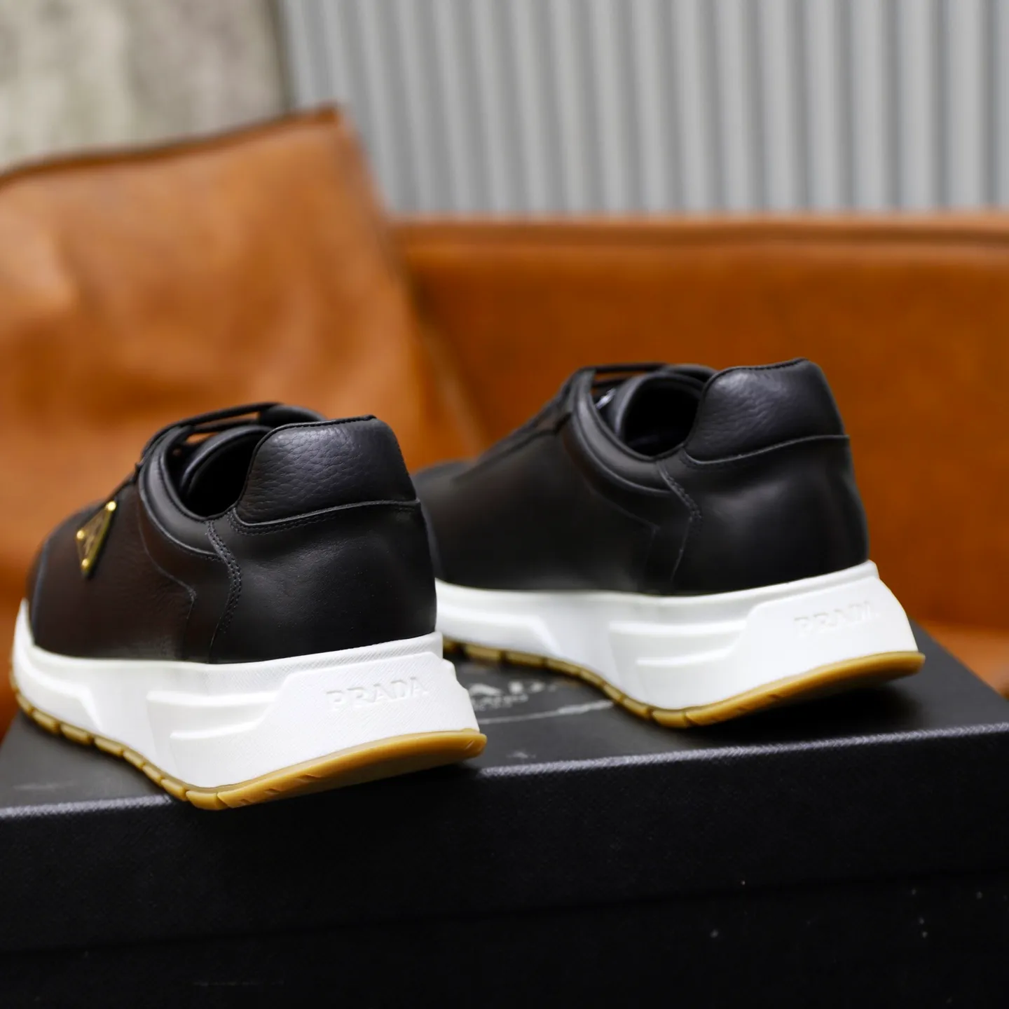 Factory price: 740💰Top original order Brand: PRADA (Prada) Standard code: Men's size 38/44 (45 can be customized) Grade: Same as the official website Material: Original cowhide stitching imported cowhide lining Original combination two-color wear-resistant soft outsole Style category: Leisure and sports version Young fashion European and American trend British style Color: Real picture color